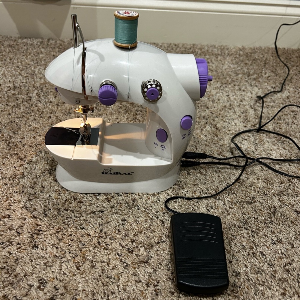 Mini Sewing Machine - Picture 3 of 15